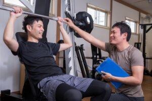 トレーニングする男性
